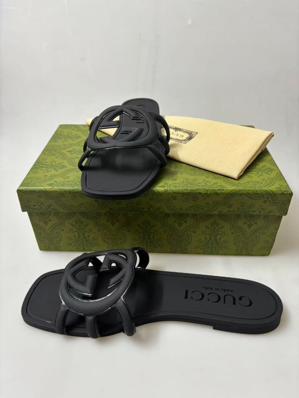 Gucci Women’s Black Marmont Rubber Slides - Size 8 - Picture 4 of 5